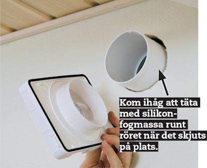 Badrumsfläkt: Stoppa in ett genomgående rör i hålet Badrumsfläkt: Stoppa in ett genomgående rör i hålet